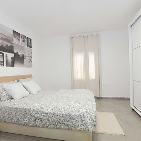 הדירה בלבן Lägenhet Hadera Exteriör bild